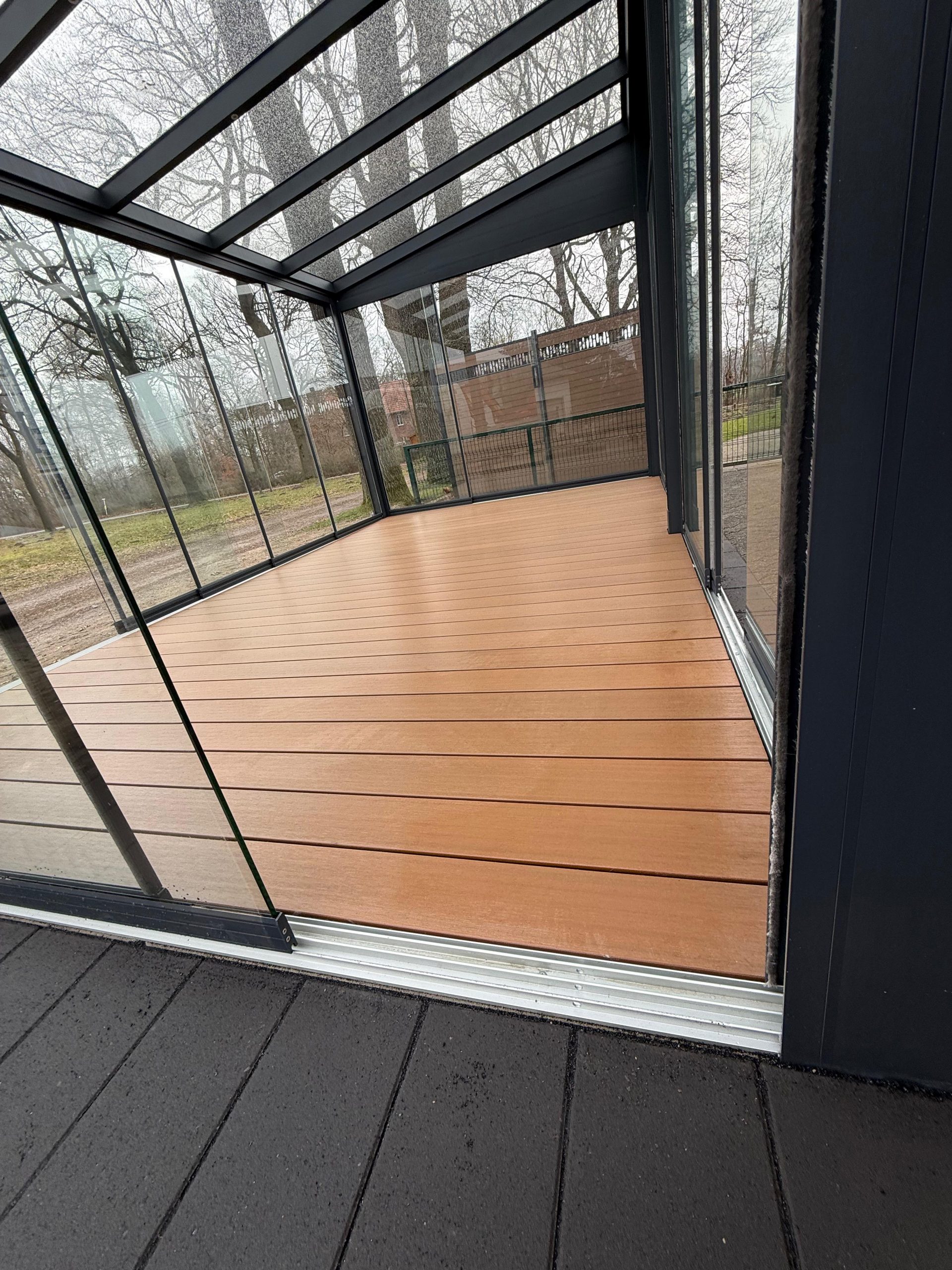 WPC-Terrasse als moderner Außenbereich im Garten